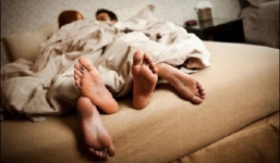 Chuyện dở khóc dở cười của vợ chồng tôi khi ngủ ở quê chồng