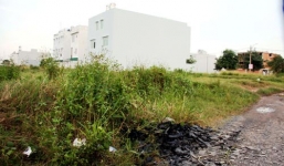 Phát hiện xác chết bị cắt cổ trên bãi cỏ