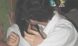 Bản tin 113 – chiều 21/8: Thiếu nữ tuổi teen mách mẹ chuyện bị chàng thợ xăm yêu vụng…