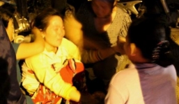 Tai nạn giao thông, vợ khóc ngất bên thi thể chồng