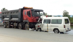 Xe cấp cứu tông xe tải, bé 7 tháng tuổi tử vong chết thảm