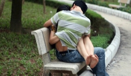 Điếng người khi thấy con gái vuốt ve bạn trai trước cổng