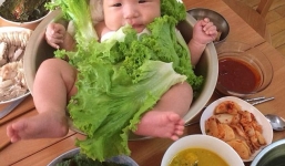 Gia đình Trung Quốc đặt con vào giữa bát salad