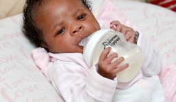 Bé sơ sinh tự cầm bình uống sữa khiến các chuyên gia kinh ngạc