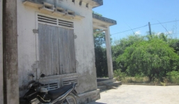 Bé gái trao cái ngàn vàng cho thợ xăm bị bỏ rơi từ nhỏ