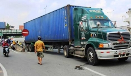 Hai con nhỏ sống bơ vì mẹ bị xe cán chết khi đang bán vé số dạo