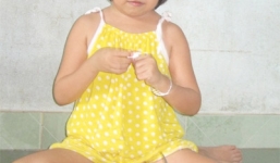 Cô gái xinh đẹp 19 tuổi trong hình hài đứa trẻ lên 3