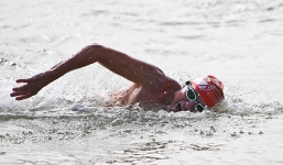 Cụ ông già nhất thế giới bơi qua eo biển Manche