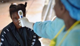 Người Việt ở tâm dịch Ebola khó về nước