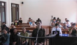 Cha lầm lũi chém chết con trong đêm rồi về nhà ngủ