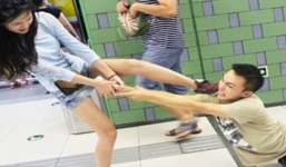 Cô gái xinh đẹp đạp vào mặt bạn trai liên tiếp giữa chốn đông người