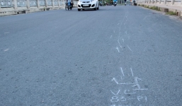 Ô tô kéo lê xe máy, thiếu phụ chết thảm