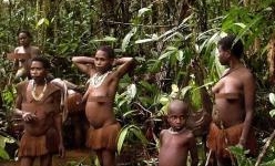 Thăm tộc người ở trần chỉ thích kết hôn đồng giới