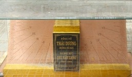 Đồng hồ đá trăm tuổi độc nhất Việt Nam