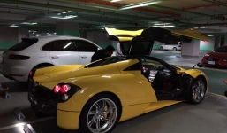 Cha đại gia tặng con trai 15 tuổi ô tô sang 25 tỉ