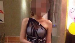 Giải cứu cô gái 'thoát y' trước cửa quán bar ở Sài Gòn