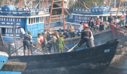 Tàu chở dầu phát nổ trên biển, nhiều người thương vong