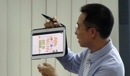 Ai đứng sau đề án bắt học sinh mua máy tính bảng sặc mùi tiền?