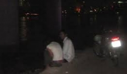 Lấy trộm quần của đôi tình nhân đang ân ái phạm tội gì?