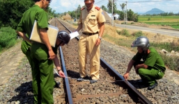 Đứng gần đường ray, bé gái 3 tuổi bị lực hút đoàn tàu kéo vào tử vong