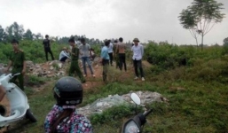 Thi thể người đàn ông ngoài bãi cỏ hoang, đang phân hủy mạnh