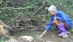 Kỳ lạ mó nước chữa được bệnh ở xứ Mường