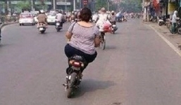 Nàng béo “cưỡi” xe đạp điện không đội mũ bảo hiểm, đánh võng gây bão