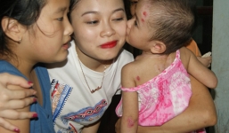 Người phụ nữ xinh đẹp tha thiết xin nuôi bé 'có giòi' ở chùa Bồ Đề