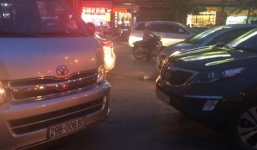 Nhổ nước bọt, vụt cảnh sát giao thông giữa ngã tư