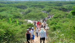 Phát hiện thi thể nam giới nằm chết trên vũng máu ở chân cầu