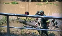 Trục vớt quả bom hơn 200kg và quả đạn pháo 150 ly