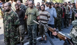Ukraine: Phiến quân đưa tù binh diễu phố nhạo báng ngày Quốc khánh