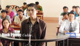 Nhân viên quán karaoke đâm chết khách vì không chịu “bo” cho tiếp viên