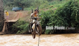 Đánh đu trên mặt sông hung dữ ở Bình Phước