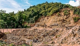 Hiệu trưởng phá nát sân trường để... tìm vàng