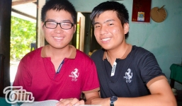 Nhà nghèo, học chung bàn, anh em sinh đôi đỗ 6 trường ĐH