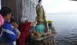 Phát hiện pho tượng 'lạ' dưới chân cầu Nhơn Hội