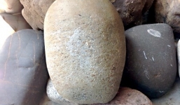 Phát hiện viên đá lạ tự phát ánh sáng xanh