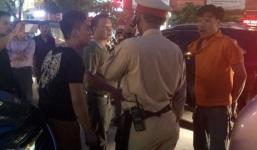 Tài xế đánh cảnh sát: 'Mày tuổi gì mà bắt tao xuống xe?'