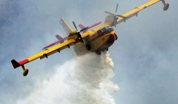 Dội nước đá (Ice Bucket Challenge): Nhập viện vì dùng máy bay cứu hỏa dội nghìn lít nước