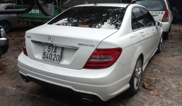 Siêu mẫu Thanh Hằng gây tai nạn khi mở của xe