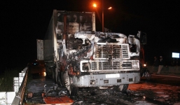 Xe đầu kéo container bốc cháy dữ dội trên cao tốc Trung Lương