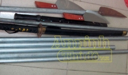 Bị côn đồ xông vào đánh, con trai hôn mê, mẹ gãy tay