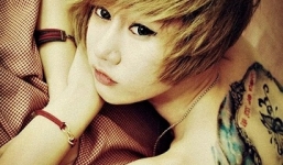 Nữ sinh xăm trổ kín người, trên mặt có 14 lỗ khuyên