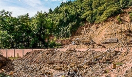 Phá nát sân trường để... tìm vàng