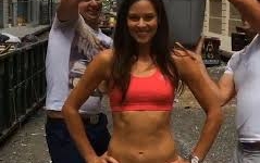 Clip những cô gái diện bikini nóng bỏng dội nước đá lên người