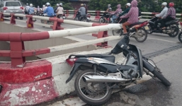 Lao xe vào lan can, người phụ nữ “bay” khỏi cầu Chương Dương