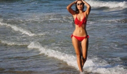 Siêu mẫu Hà Anh sexy với bikini trên biển