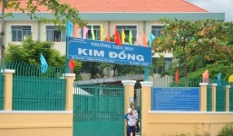 Dụ hai học sinh ra ngoài trường, lột nữ trang