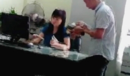 Tạm đình chỉ phó phòng Bộ Công Thương nhận tiền 'lót tay' công khai